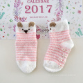 Großhandel Kindersocken Winter 100% Baumwolle niedliche Koralle dicke Fleece Füße Nicht-Schlupfboden Socken Babysocken